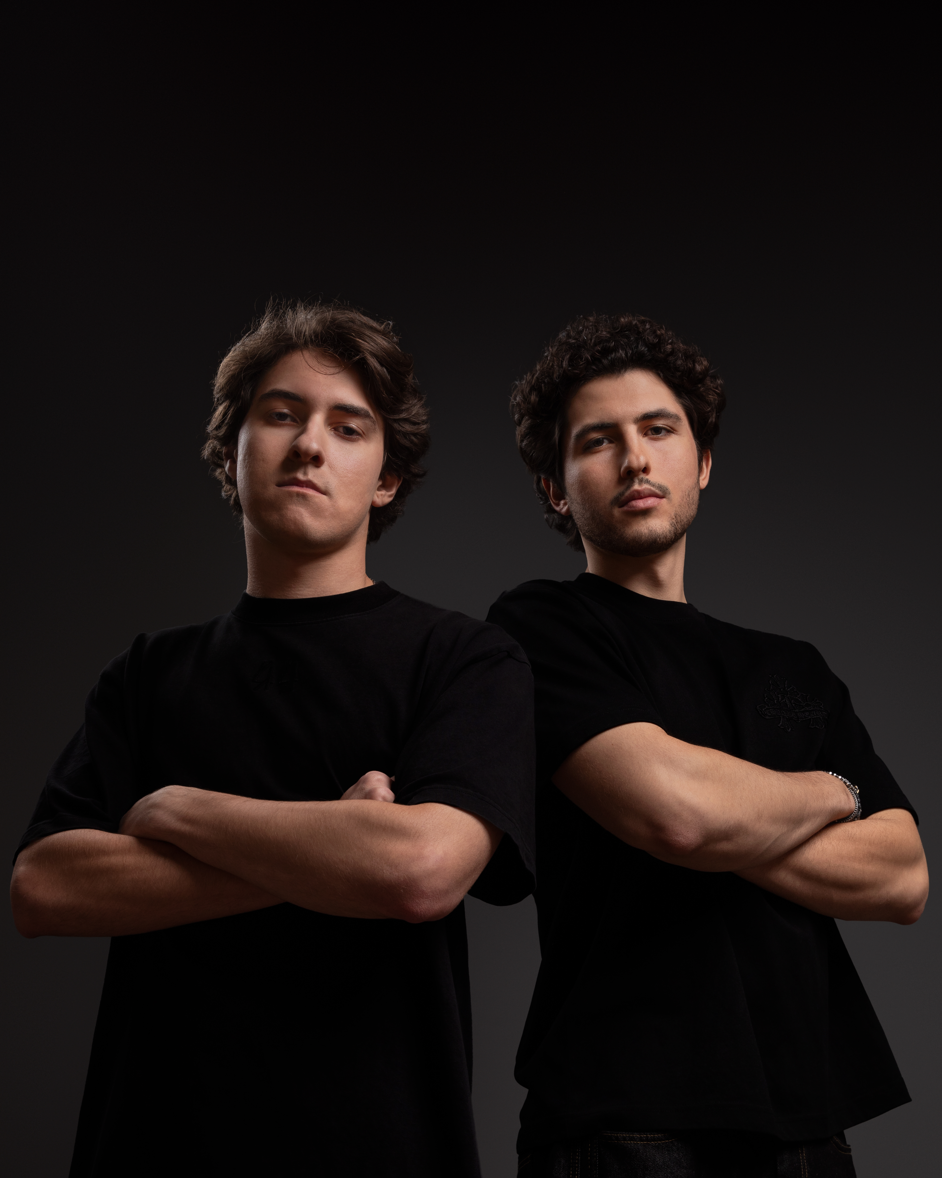 FYRMA - Retrato de braços cruzados